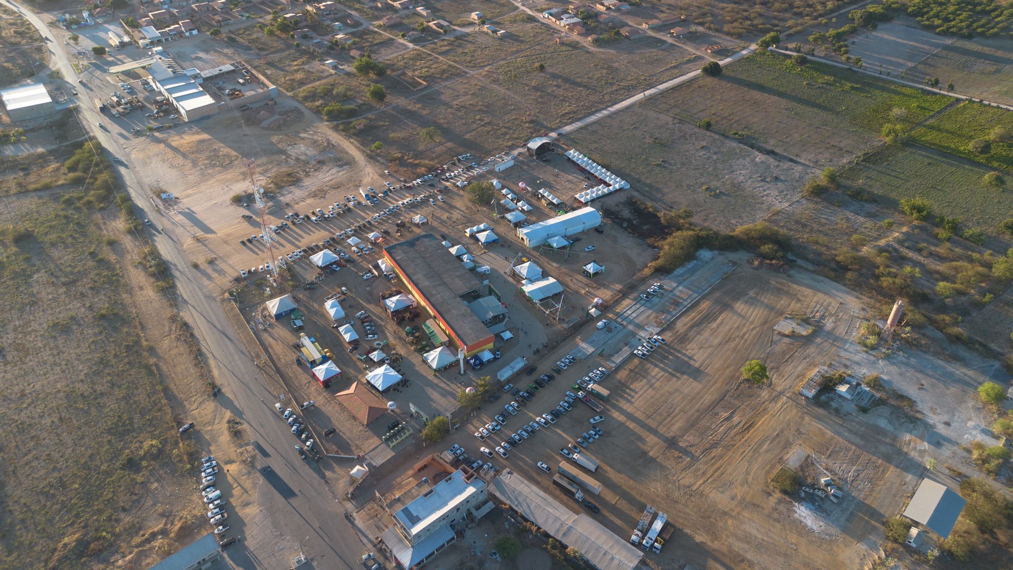 Vista aérea dos acessos e do estacionamento da feira