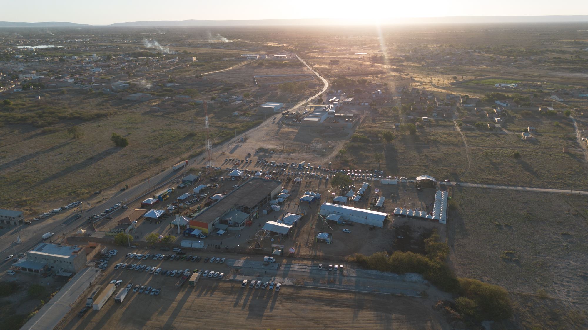 Vista aérea do parque da feira ao pôr do sol