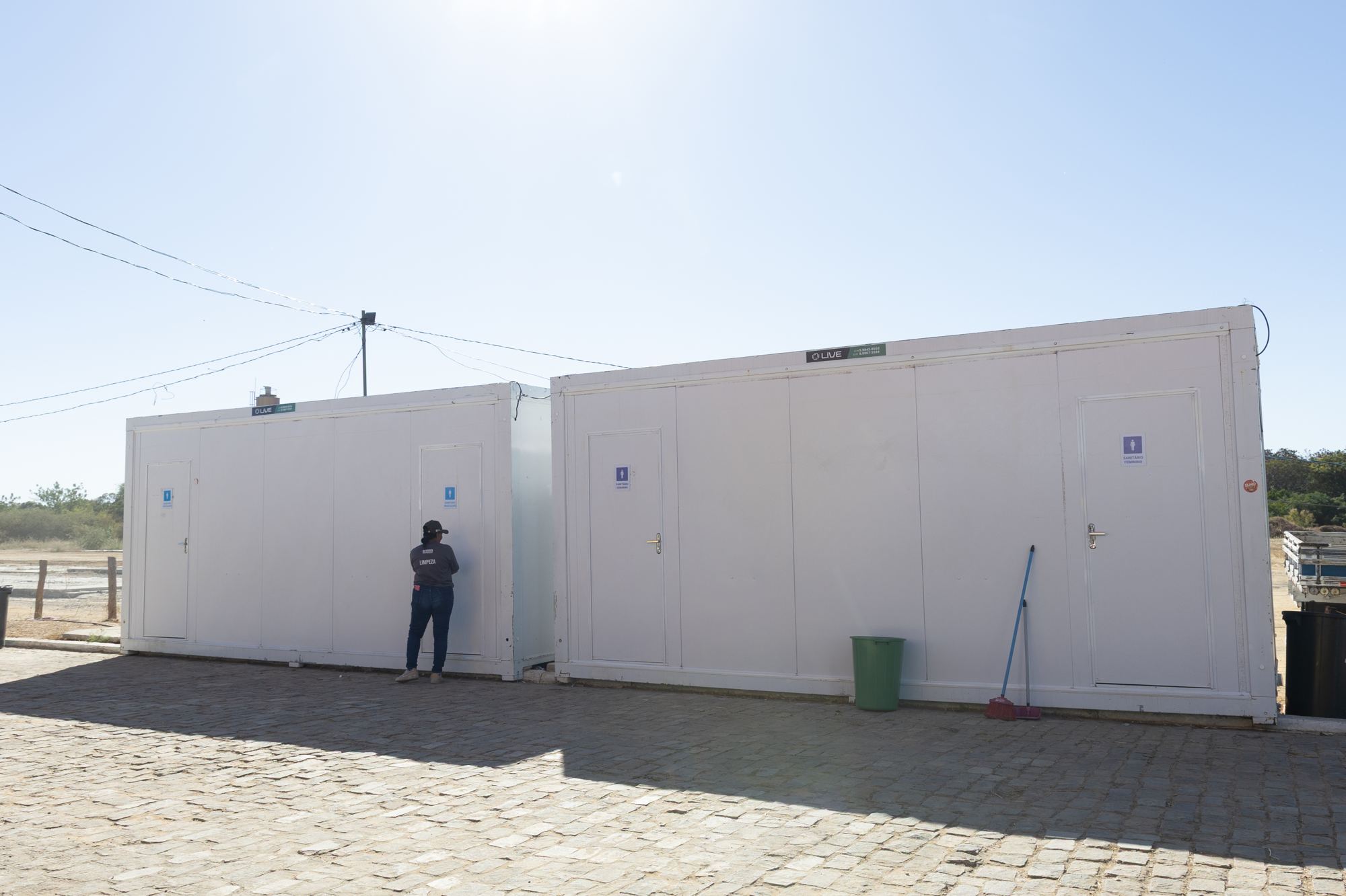 Blocos sanitários modulares instalados no parque da feira