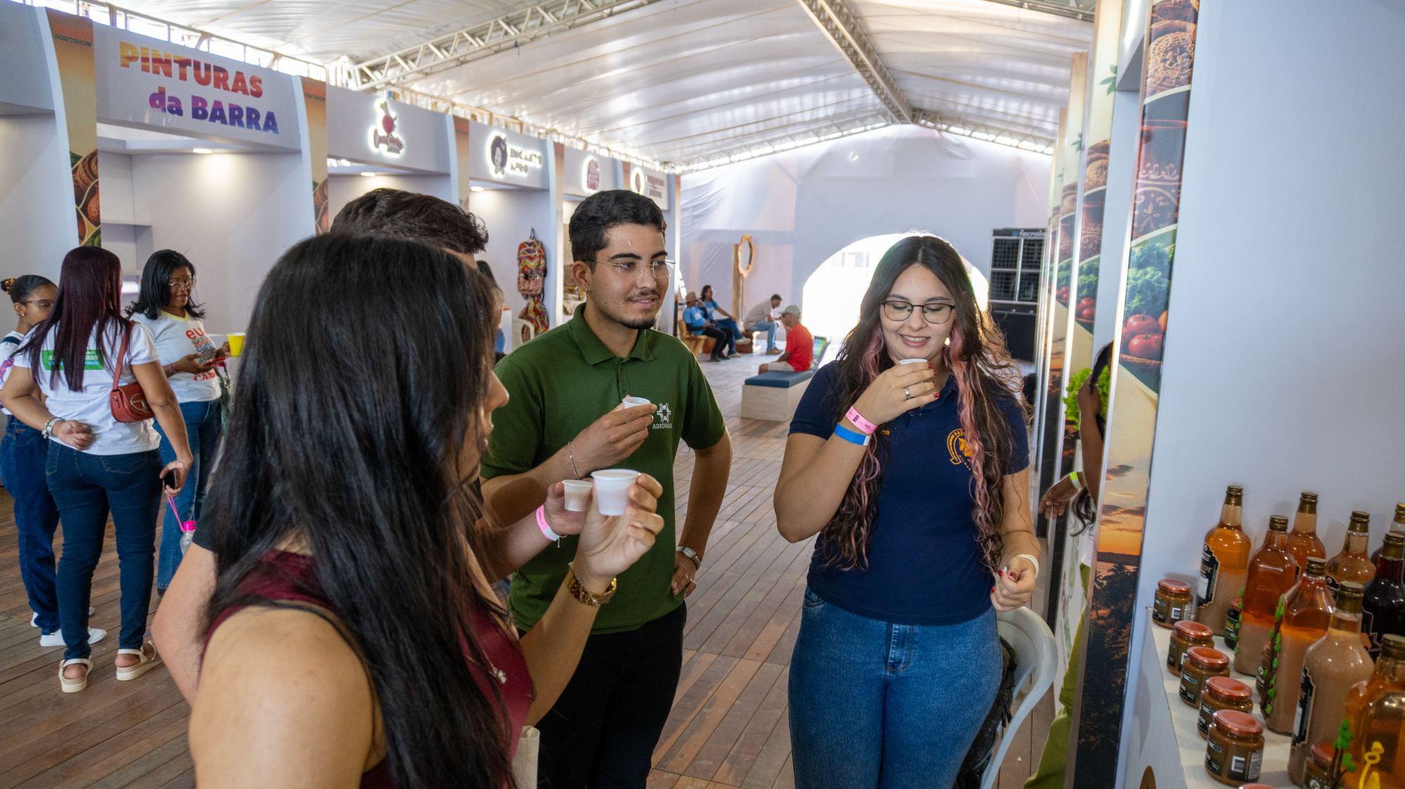Visitantes no corredor de um pavilhão da feira