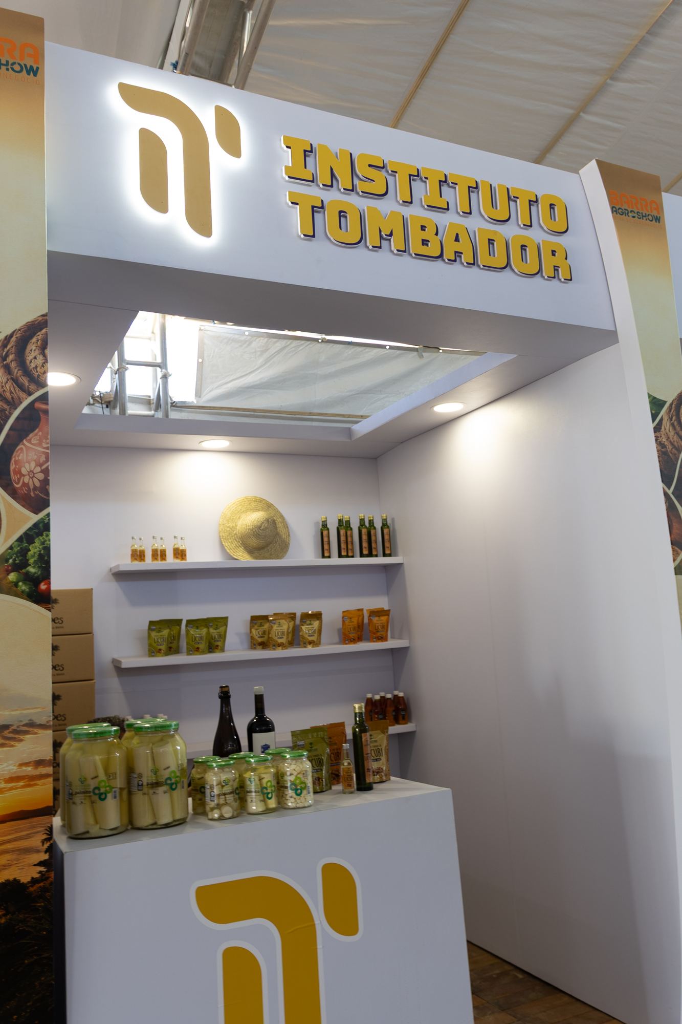 Estande modular montado dentro do pavilhão