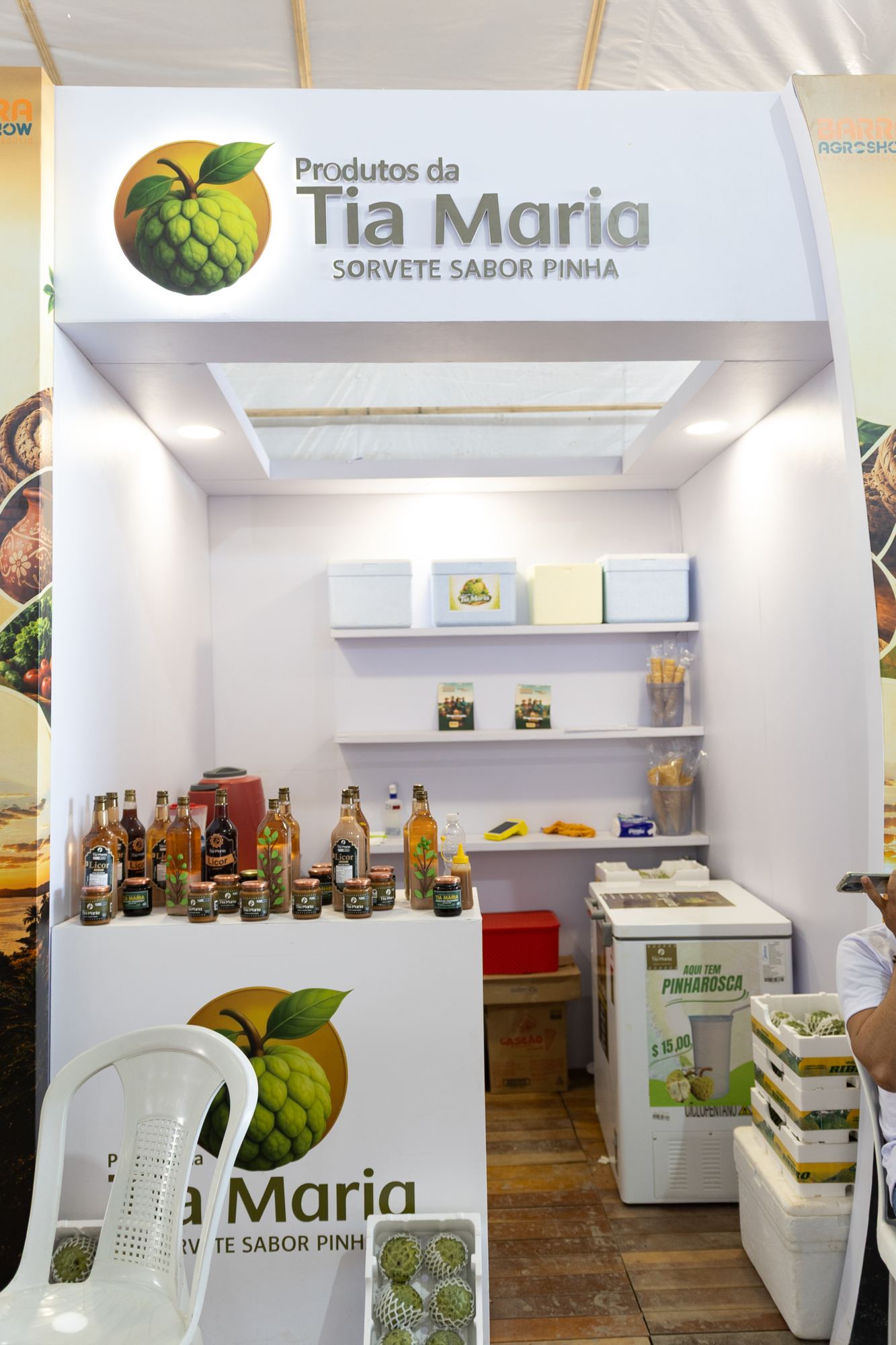 Estande modular ocupado por expositor dentro do pavilhão