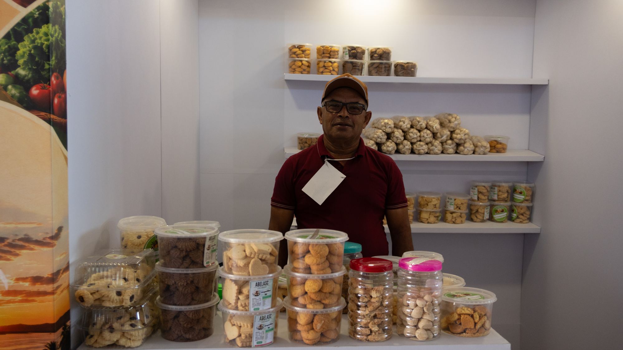 Expositor com produtos regionais em estande modular