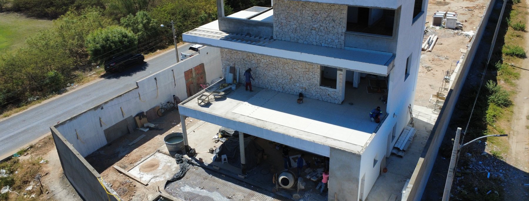 Edifício da CS Engenharia em estrutura, com equipe técnica em obra