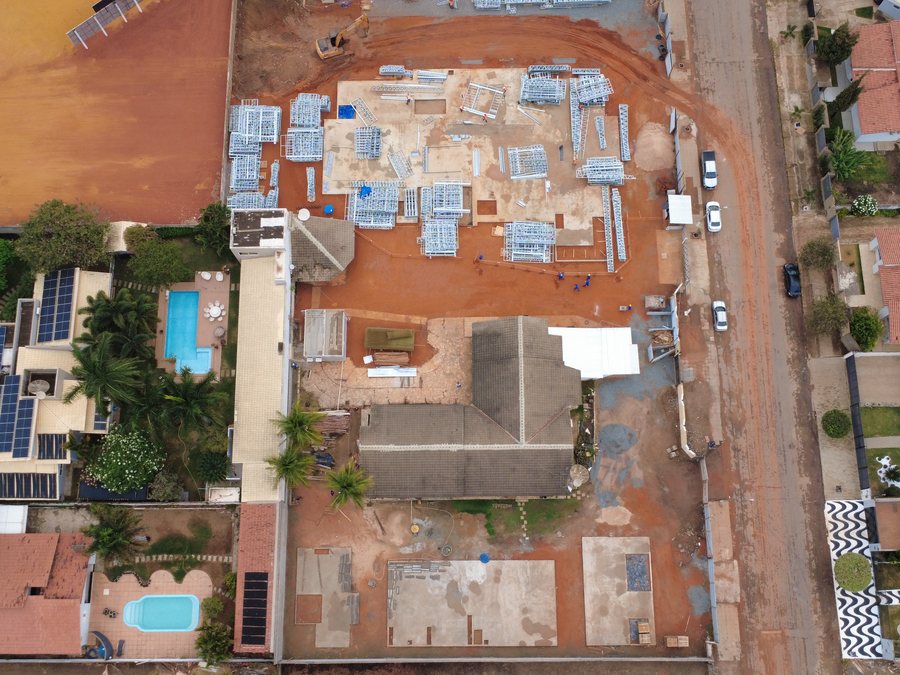 Fundação e estrutura em execução, obra residencial de alto padrão