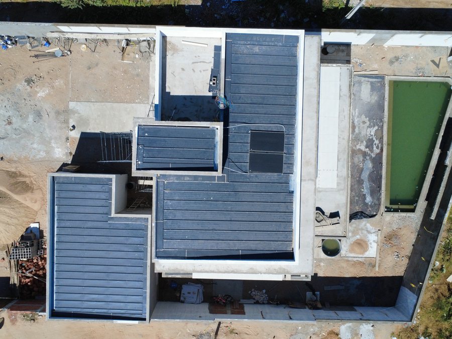 Garagem e área de serviço em fase de acabamento