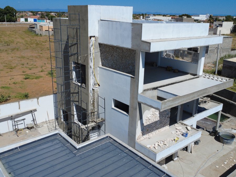 Alvenaria e revestimento em pedra, fachada em acabamento