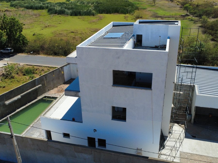 Equipe técnica em vistoria de terraço e cobertura