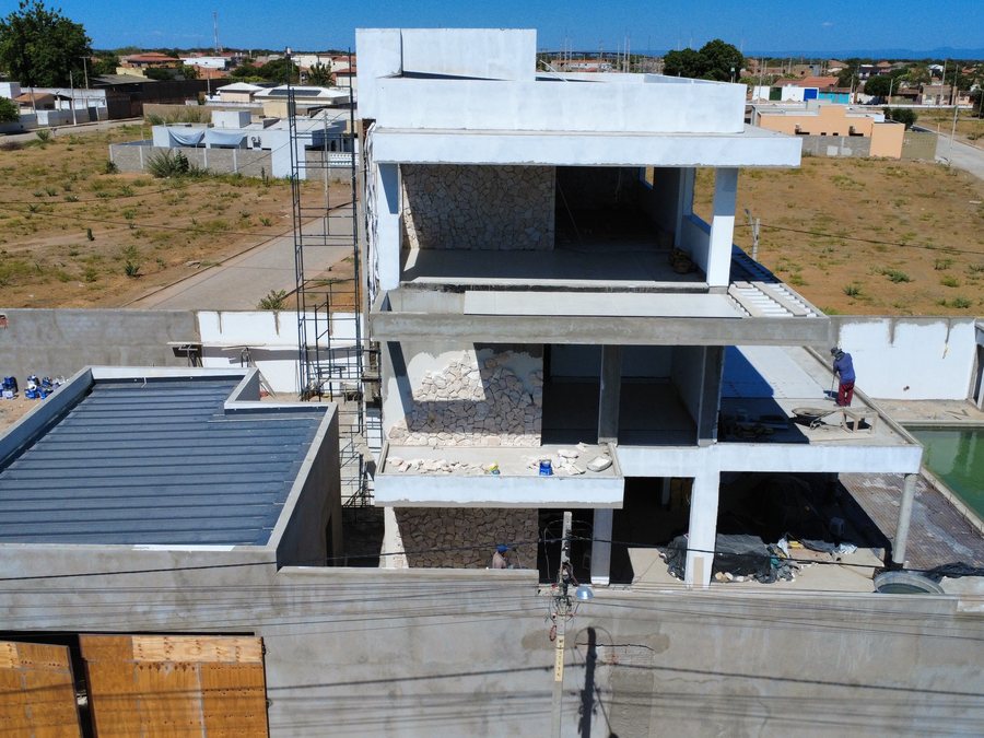 Andaimes e torre de acesso, obra em múltiplos pavimentos