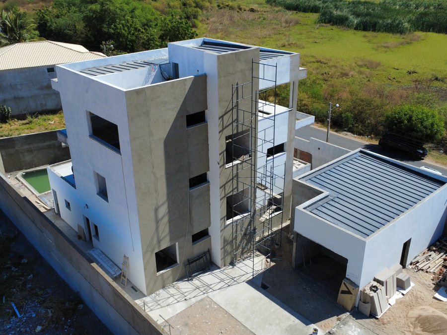 Cobertura metálica e telhados em execução, vista aérea