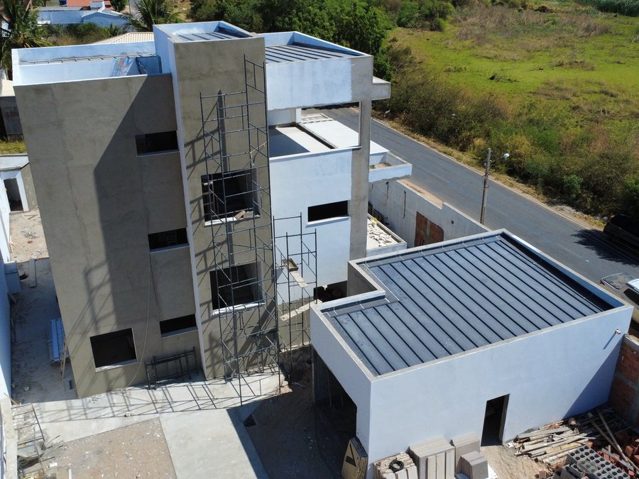 Canteiro organizado, insumos e materiais sob controle