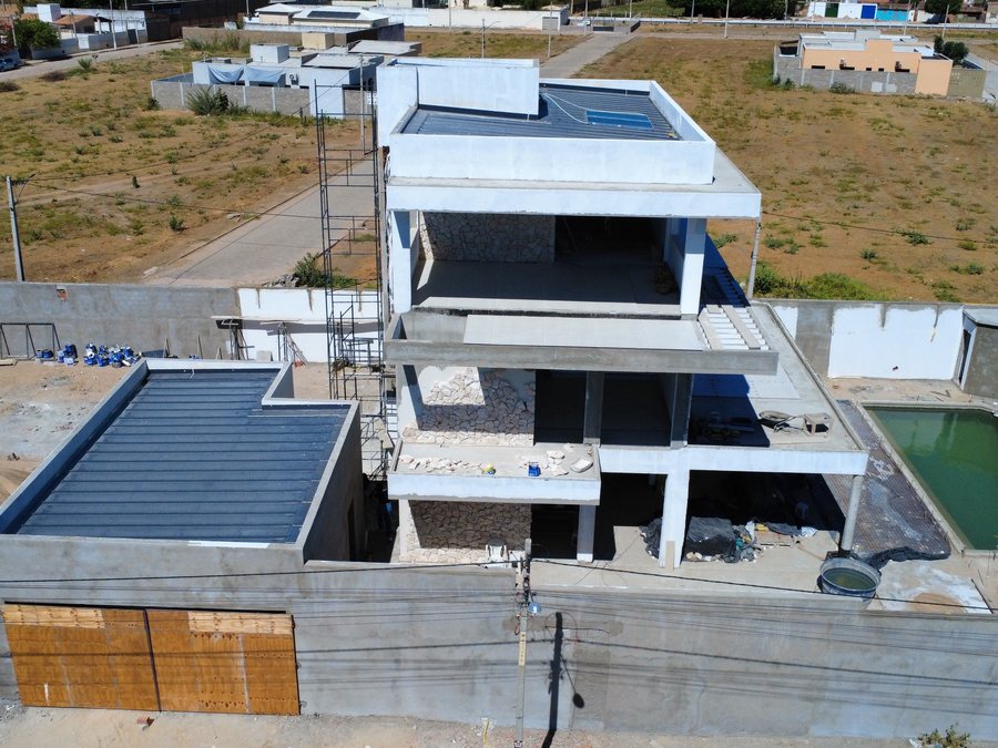 Vão de elevador e estrutura vertical em concreto aparente