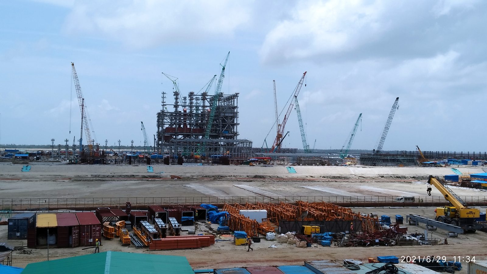 Estrutura metálica industrial de grande porte em construção
