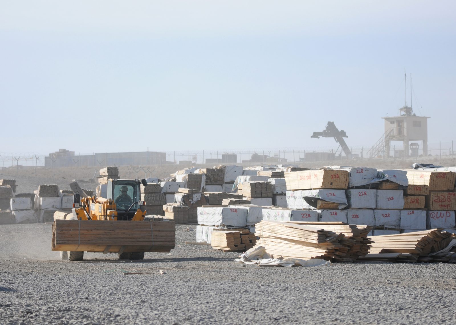 Operação de logística e organização de materiais em pátio de obra