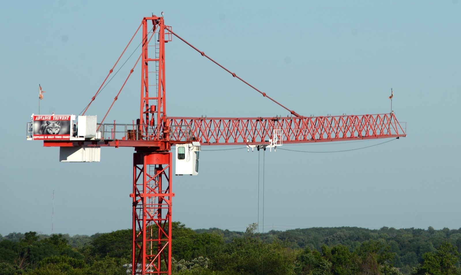 Guindaste-torre operando em canteiro de obras