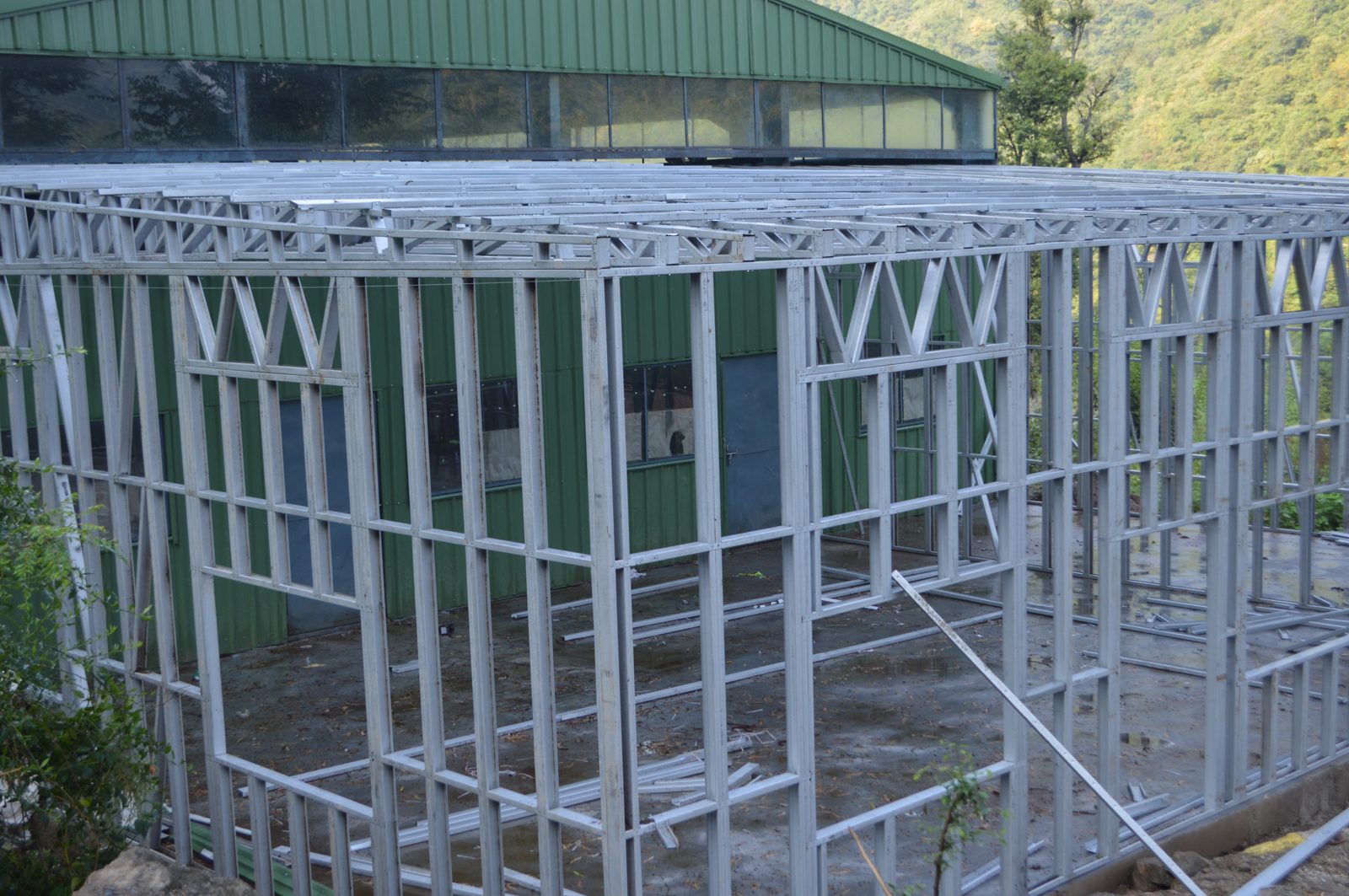 Estrutura metálica leve (Light Steel Frame) em fase de montagem