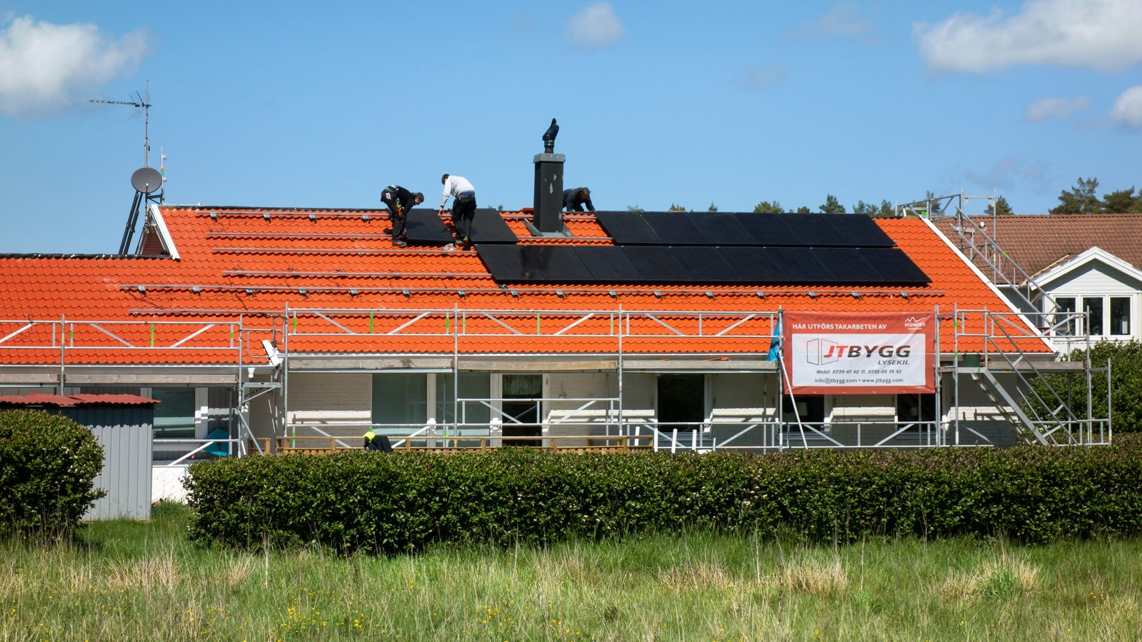 Instalação de painéis solares em cobertura de edificação