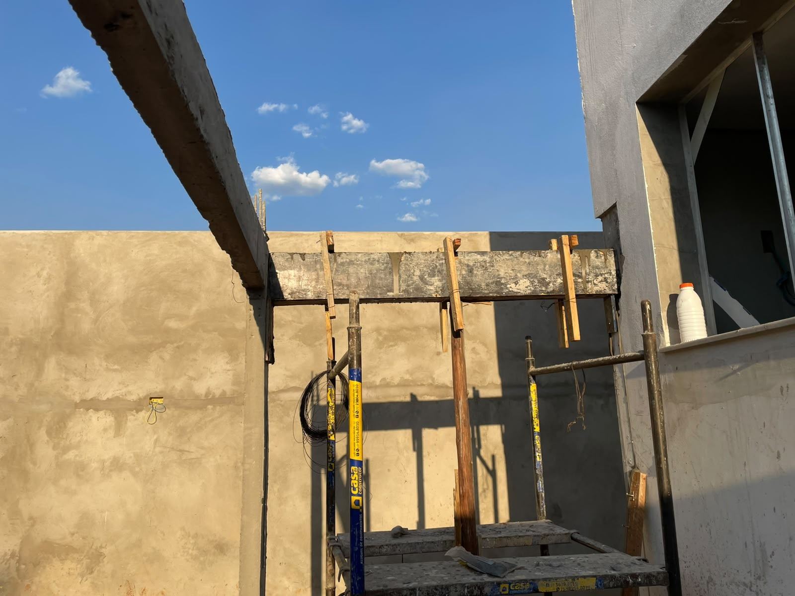 Vigas de concreto escoradas sob céu aberto