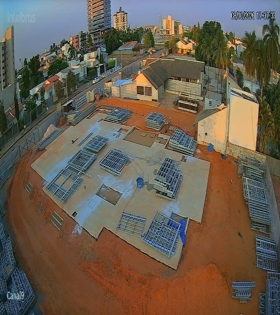 Câmera de monitoramento em tempo real com visão total da obra: laje e estrutura metálica em montagem